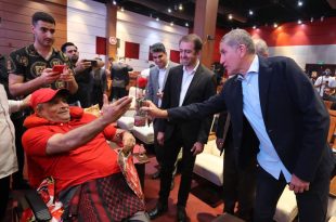 عکس | هدیه خوان کارلوس گاریدو به یک پرسپولیسی