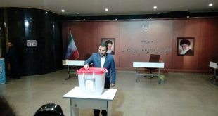 وزیر ارتباطات رای خود را به صندوق انداخت + فیلم