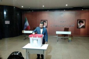 وزیر ارتباطات رای خود را به صندوق انداخت + فیلم