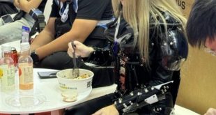 زن واقعی در پوشش ربات در کنفرانس ربات 2024 پکن