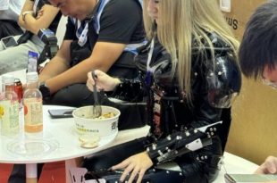 زن واقعی در پوشش ربات در کنفرانس ربات 2024 پکن