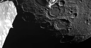 در این تصویر بپی‌کلمبو، دهانه استادارت (به‌شکل دو دایره هم‌مرکز) به‌وضوح مشکخس است.