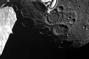 در این تصویر بپی‌کلمبو، دهانه استادارت (به‌شکل دو دایره هم‌مرکز) به‌وضوح مشکخس است.