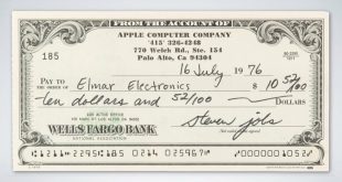 یک نوار کاست و چک با امضای استیو جابز در حراجی برای فروش گذاشته شد