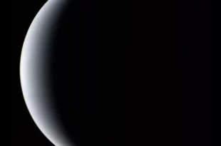 نمای شبانه نپتون در کنار قمرش، تریتون