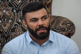 شیر در آغوش امیر علی اکبری آرام گرفت + فیلم