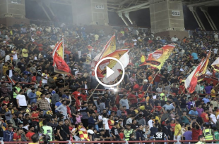 درگیری بازیکن تیم نساجی با توپ جمع کن بازی - خبرگزاری ورزش ایران