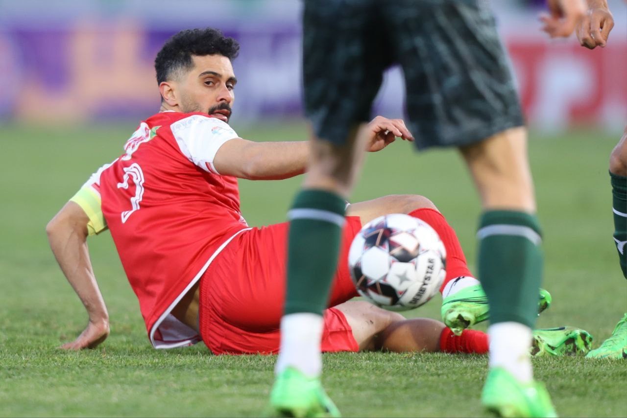 صحنه‌ای از بازی ذوب آهن و پرسپولیس