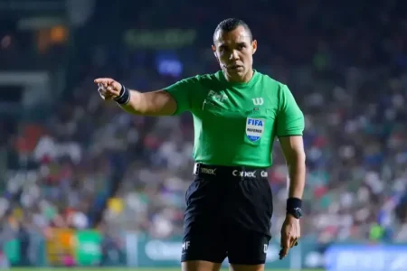 رسمی: داوری که از مسی پیراهن گرفت، محروم شد!