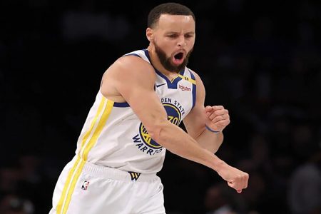 استفن کری در یک قدمی تاریخ‌سازی