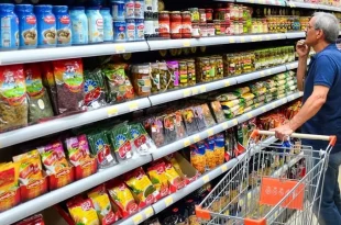 قیمت کالاهای اساسی و دلار؛ دو خط موازی که به هم نمی‌رسند!