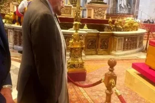 نماینده جمهوری اسلامی ایران به پاپ‌فرانسیس در رم ادای احترام کرد