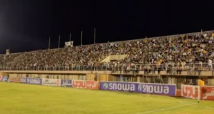 چمن ورزشگاه چادرملو یزد تعویض می‌شود