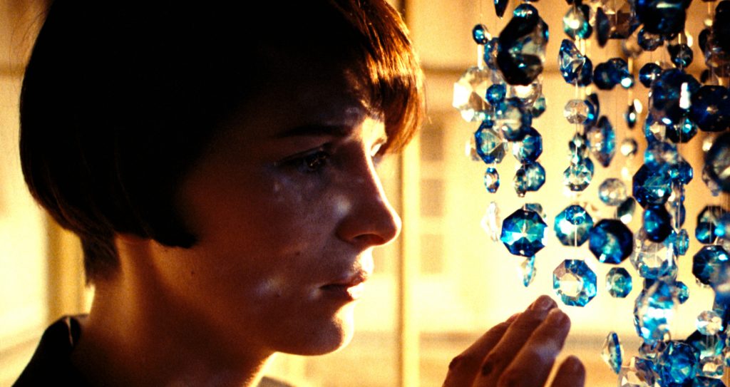 ۱۰ فیلم فرانسوی که حتماً باید ببینید_دلچسب 25 سه رنگ: آبی ۱۹۹۳