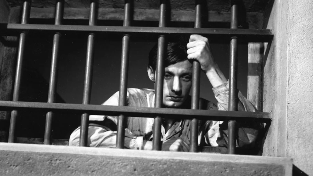 ۱۰ فیلم فرانسوی که حتماً باید ببینید_دلچسب 28 محکوم به مرگی گریخته است ۱۹۵۶