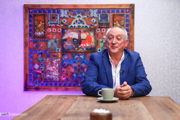 پایتخت را می‌بینم‌ ولی محسن تنابنده باید به من زنگ می‌زد/ علی پروین گفت سیاه بپوشیم که کمتر گل بخوریم!