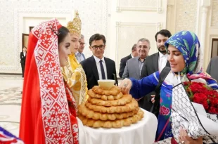 نادره رضایی به منظور شرکت در جشنواره بین المللی تئاتر های حرفه ای کشور تاجیکستان وارد این کشور شد