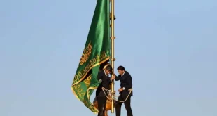 تعویض پرچم‌ و کتیبه‌های عزا در حرم امام رضا(ع)