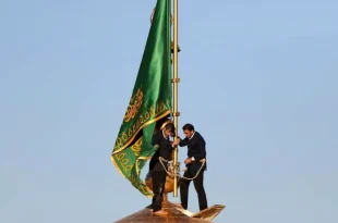 تعویض پرچم‌ و کتیبه‌های عزا در حرم امام رضا(ع)