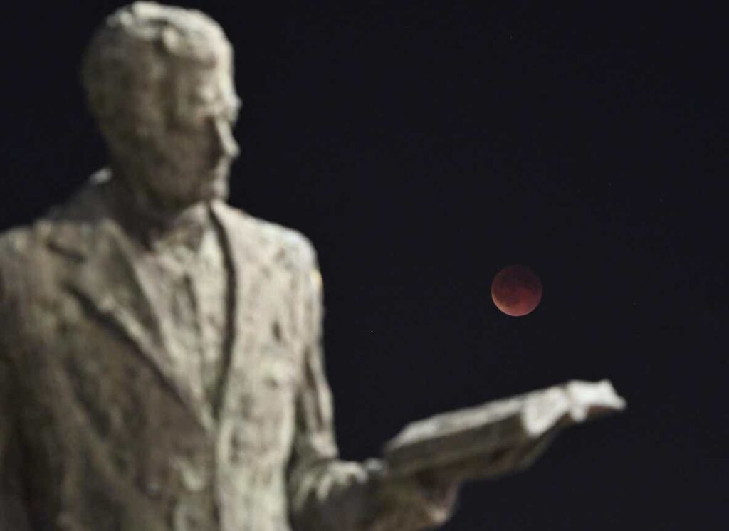 خسوف در کنار یادبود Gemidzhii در اسکوپیه مقدونیه شمالی