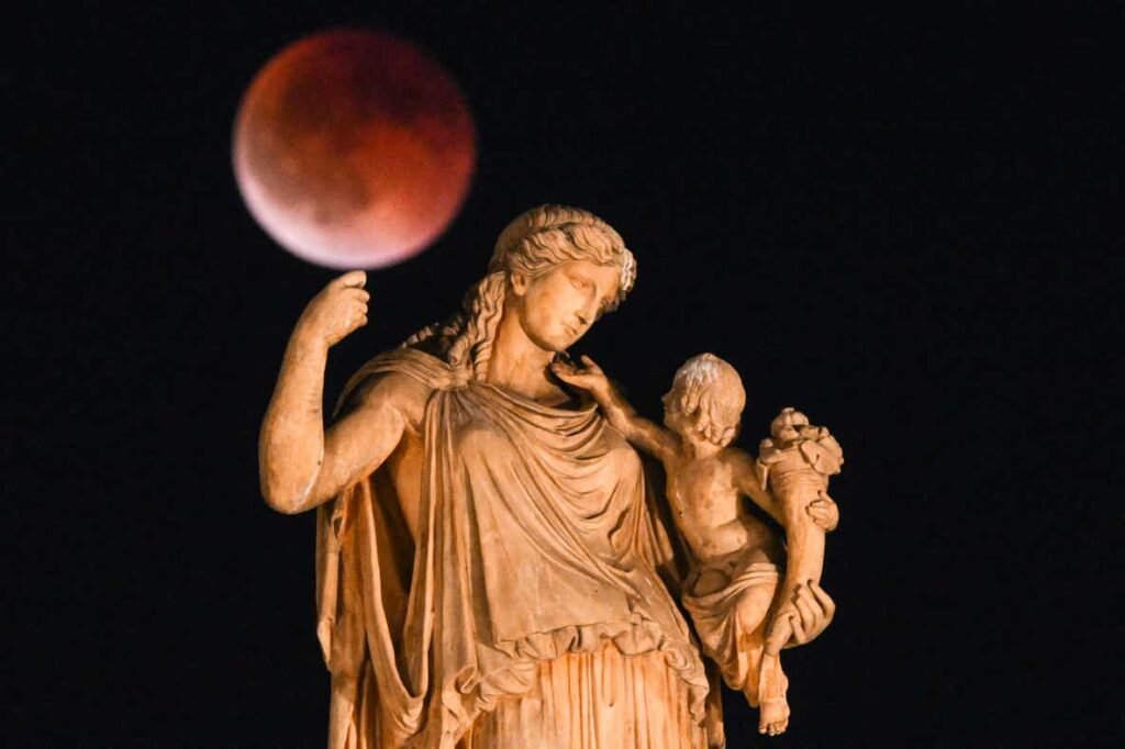 ماه خونین در بالای مجسمه ایرنه در آتن