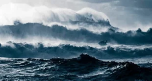 روز طوفانی در نازاره پرتغال