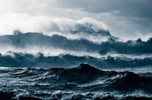 روز طوفانی در نازاره پرتغال