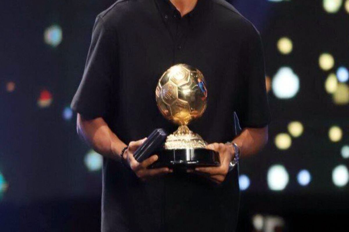 کوییز 20 سوالی فوتبالی در رابطه توپ طلا_دلچسب 61 در سال ۱۹۸۹، مجله «فرانس فوتبال» جایزه ویژه «سوپر توپ طلا» را به یکی از بازیکنانی که چندین بار برنده توپ طلا شده بود اهدا کرد. این بازیکن چه کسی بود؟