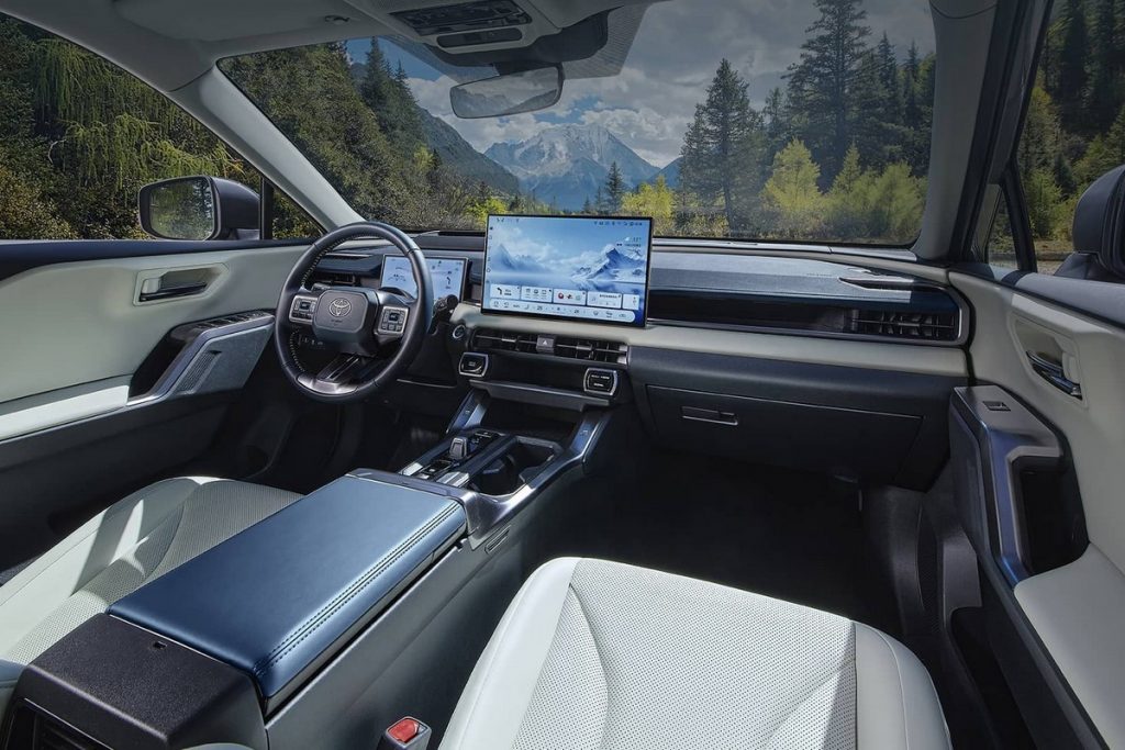 نسل تازه تویوتا وایلدلندر معارفه شد، نسخه چینی RAV4 با جزئیات متفاوت_دلچسب 12 کابین خودرو