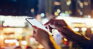 فردی در حال کار با موبایل