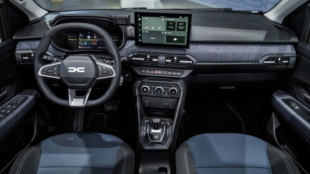 نگاه کلی به داچیا ساندرو ۲۰۲۶؛ قیمت بالاتر، پیشرانه هیبریدی و گیربکس اتوماتیک_دلچسب 14 کابین