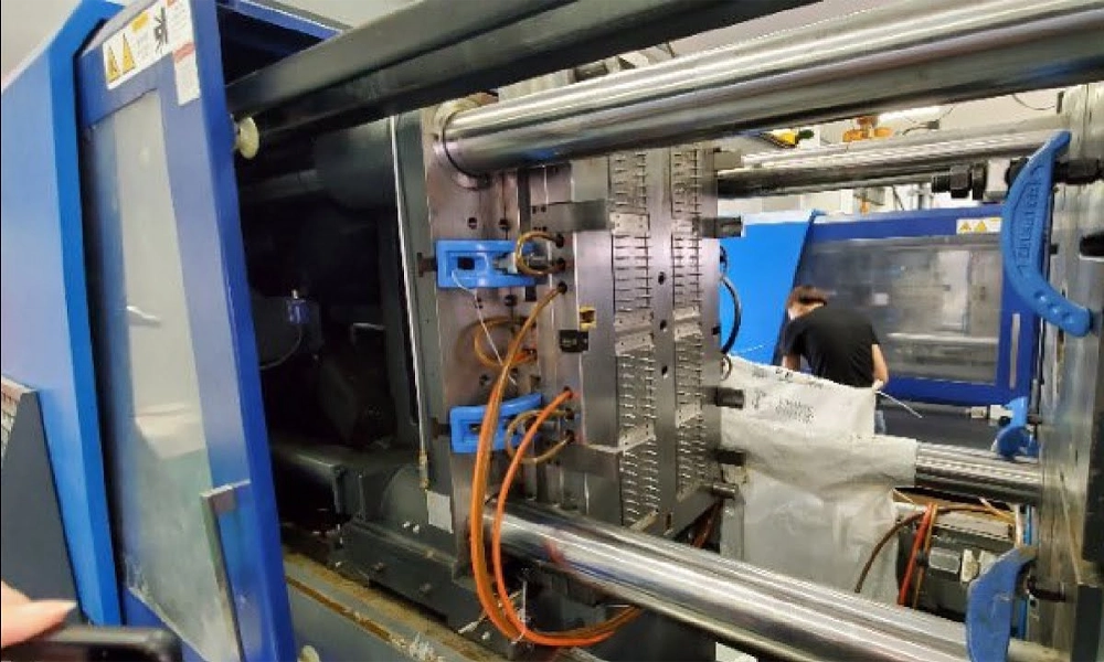 راهنمای جامع خرید دستگاه تزریق پلاستیک؛ چگونه بهترین انتخاب را انجام دهیم؟ 2 چرا کیفیت ساخت دستگاه مهم تر از قیمت اولیه است؟