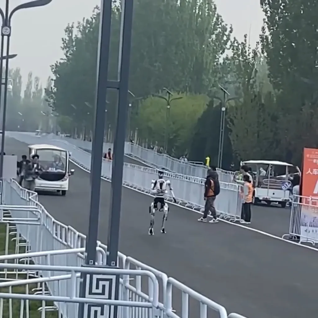 1776605451 642 زمین خوردن ربات انسان‌نمای دونده ماراتن در اول مسابقه دلچسب.webp