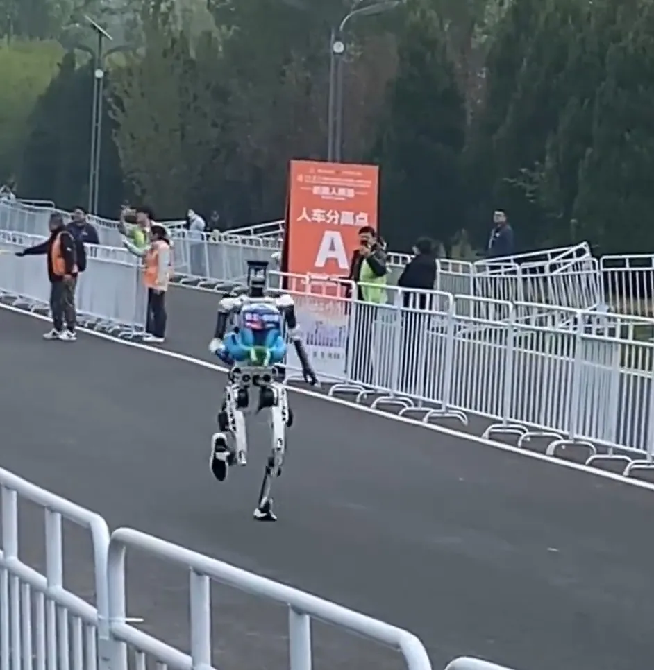 1776605452 529 زمین خوردن ربات انسان‌نمای دونده ماراتن در اول مسابقه دلچسب.webp