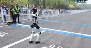 زمین خوردن ربات انسان‌نمای دونده ماراتن در اول مسابقه